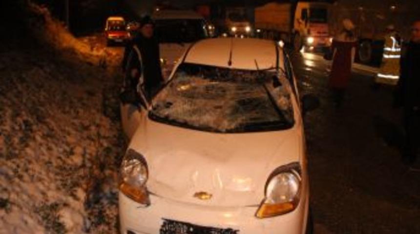 Buz pistine d&ouml;nen yolda 11 ara&ccedil; birbirine girdi: 5 yaralı