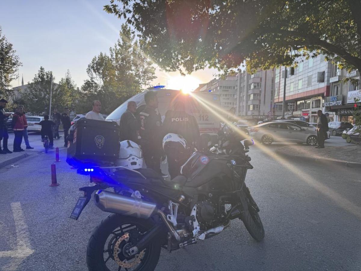 Kavşaktan d&ouml;nen motosikletli Yunus ekibi kaza yaptı: 2 polis yaralı 1