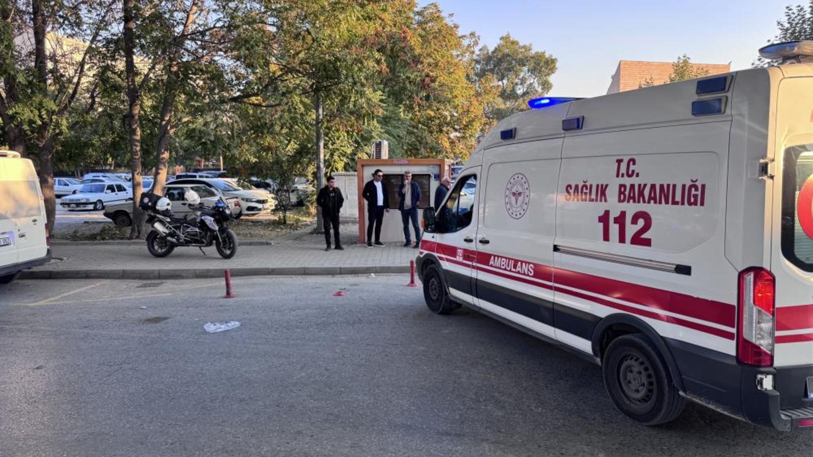 Kavşaktan dönen motosikletli Yunus ekibi kaza yaptı: 2 polis yaralı