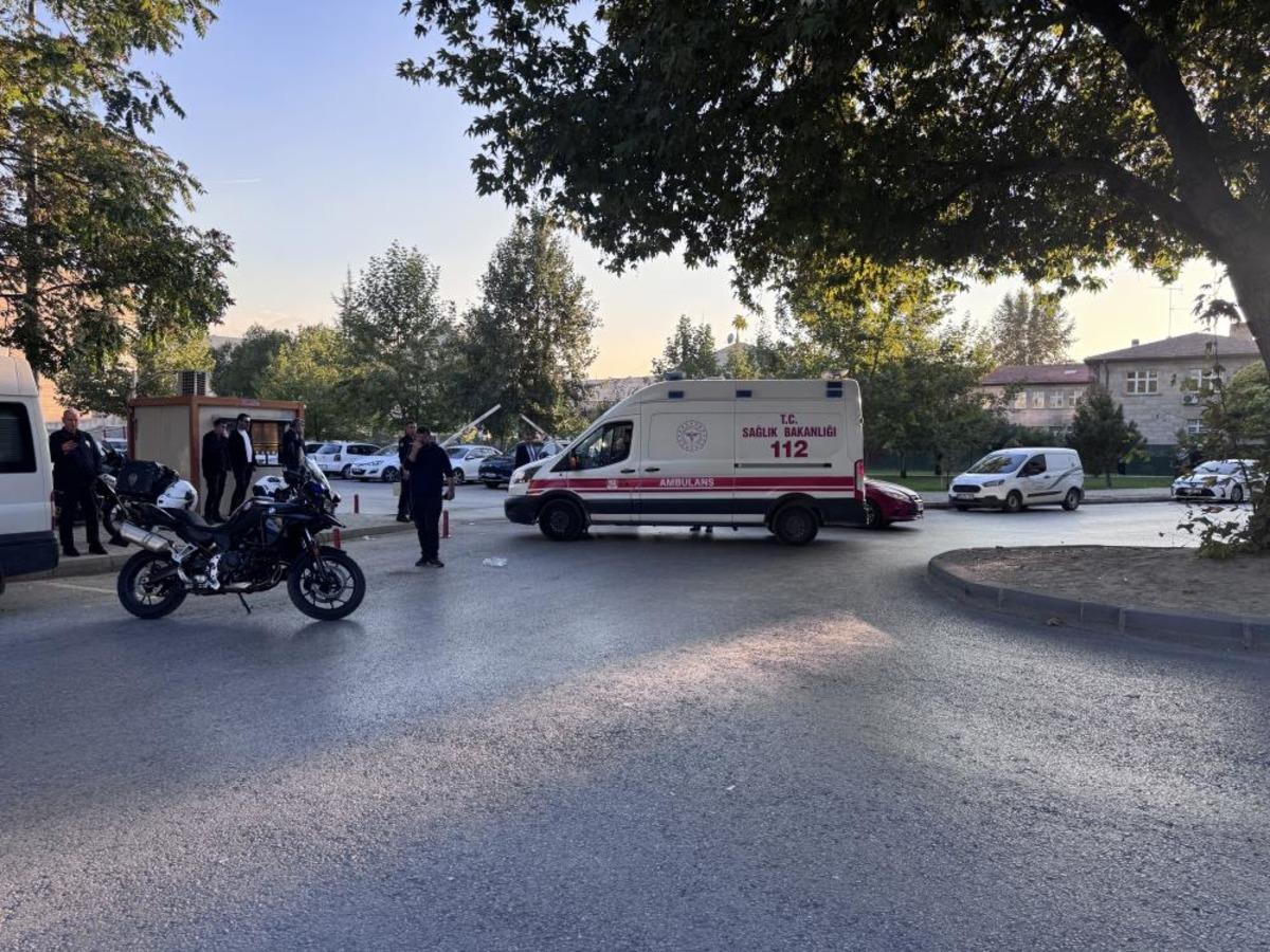 Kavşaktan d&ouml;nen motosikletli Yunus ekibi kaza yaptı: 2 polis yaralı 2
