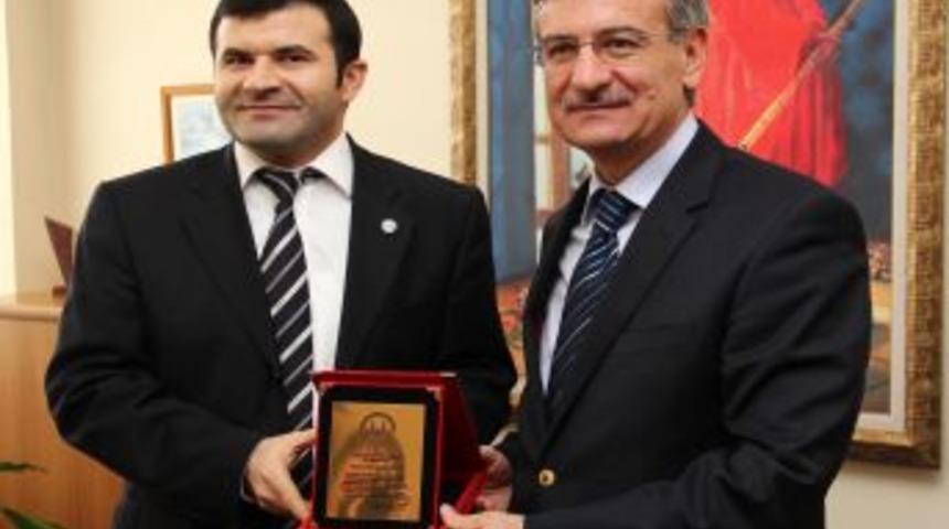 Tayin edilen YEAŞ Genel M&uuml;d&uuml;r&uuml; Şerifoğlu&rsquo;na plaket verildi