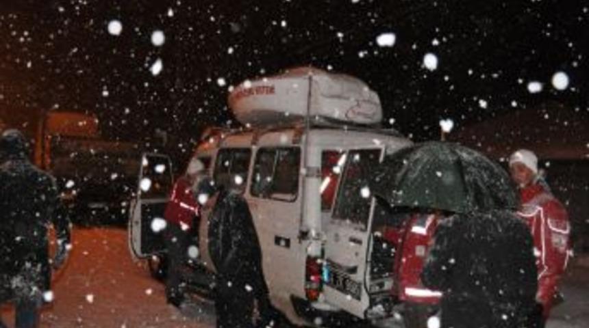 Kızılay, karda mahsur kalanlara sıcak &ccedil;ay &ccedil;orba ikram etti