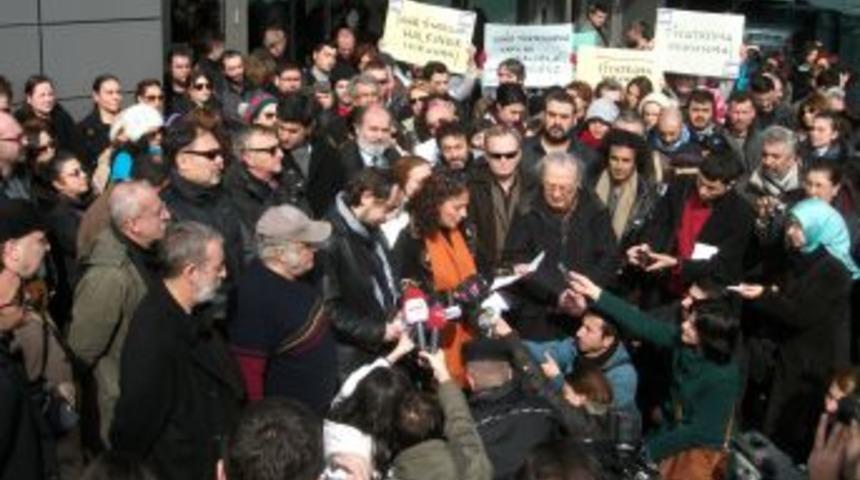 Tiyatroculardan &lsquo;baskı ve saldırı&rsquo; protestosu