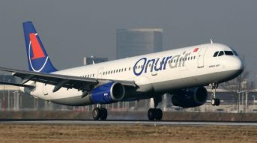 İranlı yolcu yumrukla u&ccedil;ağın camını kırdı