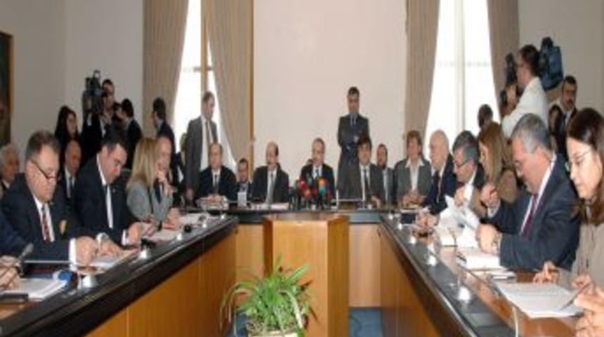 Zorunlu eğitimi 12 yıla &ccedil;ıkaran teklifin g&ouml;r&uuml;şmesi tartışmalı başladı