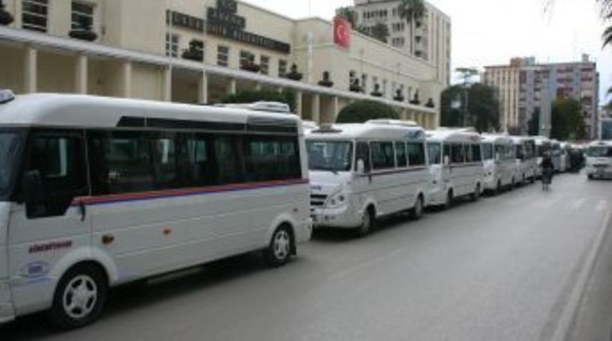 G&uuml;zergah eylemi yapan dolmuş&ccedil;ular belediye &ouml;n&uuml;nde kontak kapattı