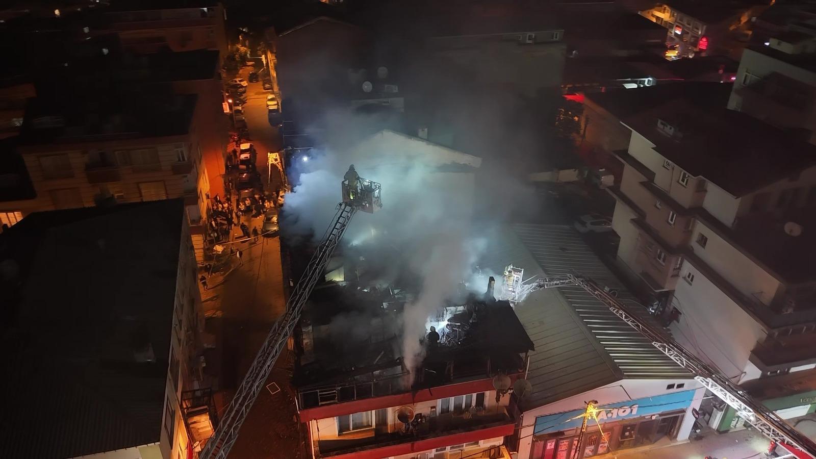 Kağıthane'de 4 katlı binanın çatısı alevlere teslim oldu!