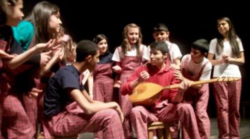 &Ccedil;ocuk evlerinin minikleri tiyatro sahneledi