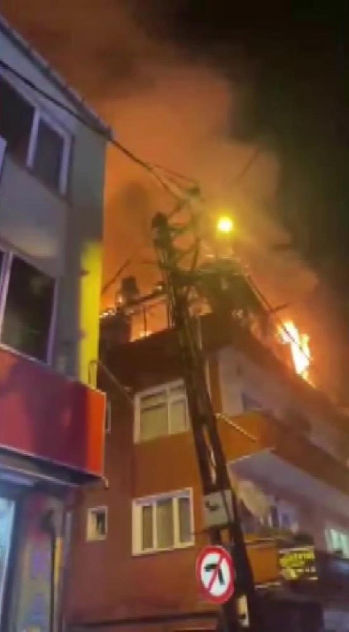 Kağıthane de 4 katlı binanın çatısı yandı 1
