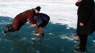 CHP'li milletvekili göl üzerinde güreş tuttu