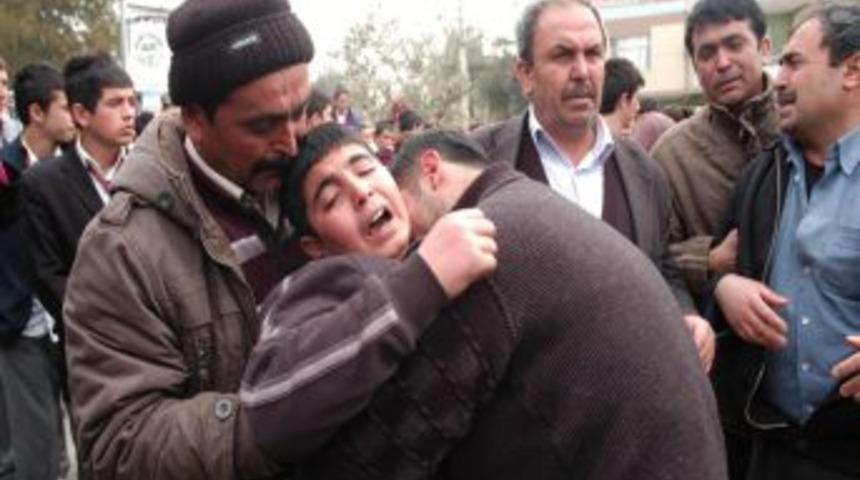 Silahlı saldırıda &ouml;len &ouml;ğrenciler toprağa verildi