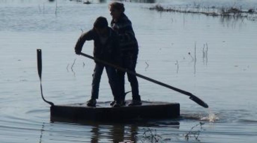 Sel suları altındaki k&ouml;yde ulaşım sallarla sağlanıyor