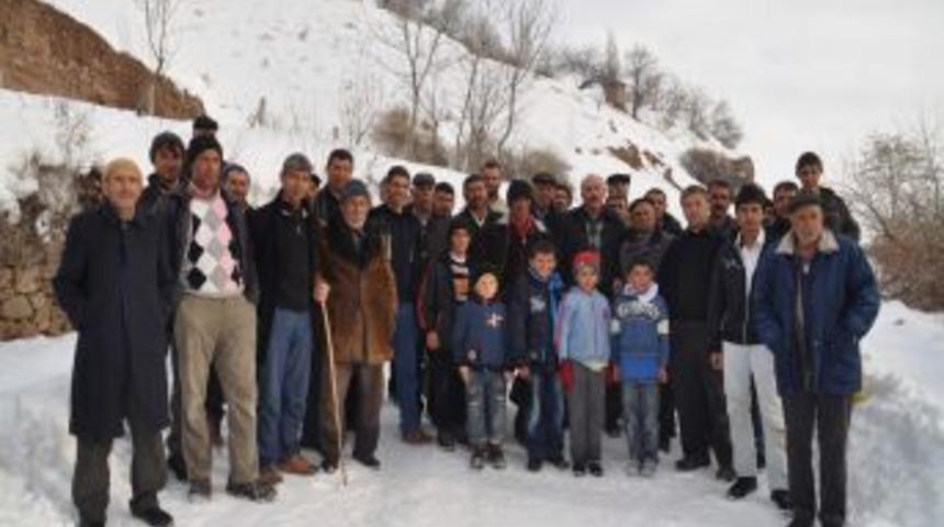 K&ouml;y sakinleri, yakınları ile telefonla g&ouml;r&uuml;şebilmek i&ccedil;in y&uuml;ksek tepelere &ccedil;ıkıyor