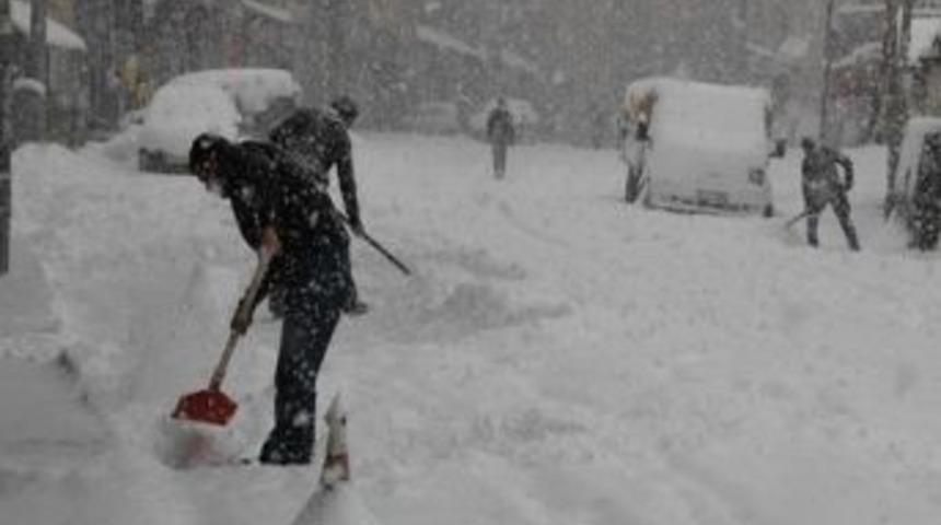 Karla kaplanan Hakkari'de iki ara&ccedil; aynı dereye u&ccedil;tu