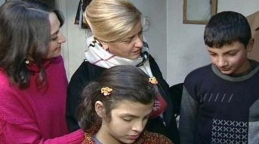 Nevin G&ouml;k&ccedil;ek'ten 4 &ccedil;ocuğu engelli aileye yardım