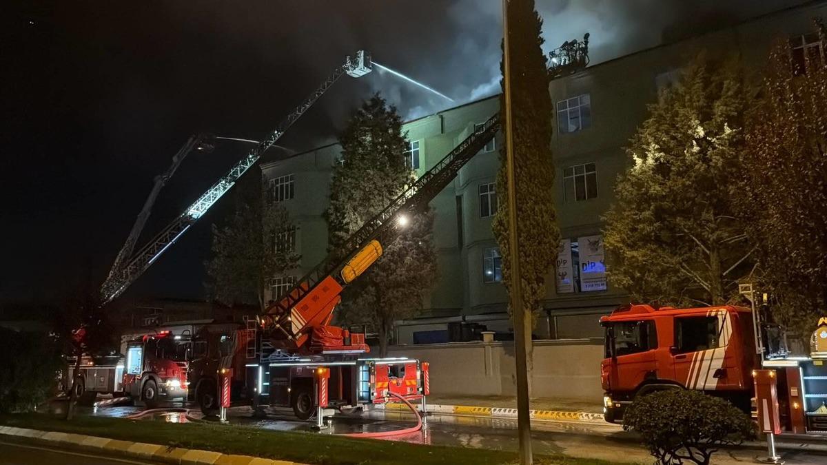 İstanbul da korkutan yangın! Alevler 2 metreye yükseldi 3