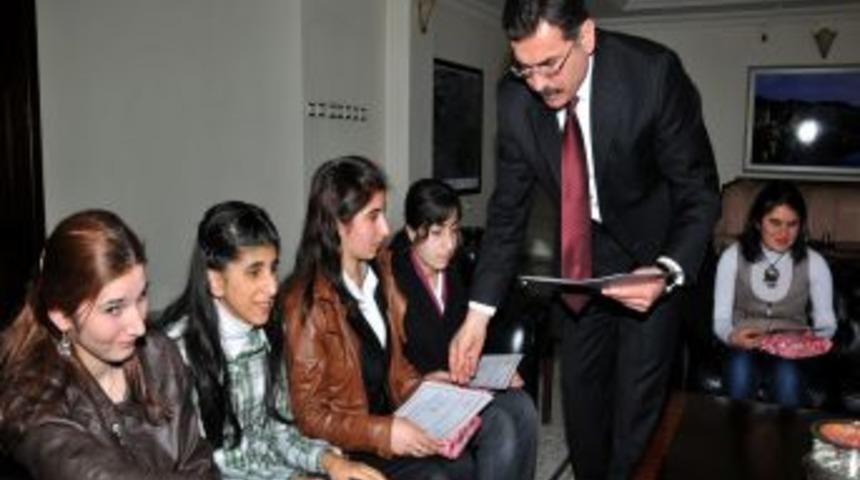 Eğitimlerini tamamlayan g&ouml;rme engelliler iki sevinci bir arada yaşadı