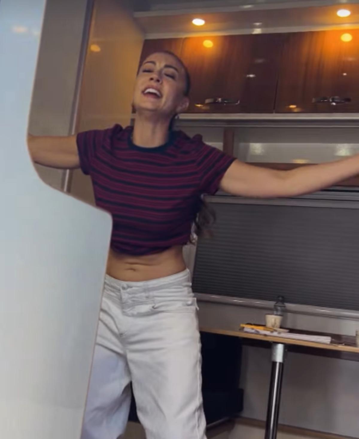 Burcu Özberk karavanda kendinden geçti! Beğeni yağdı 1