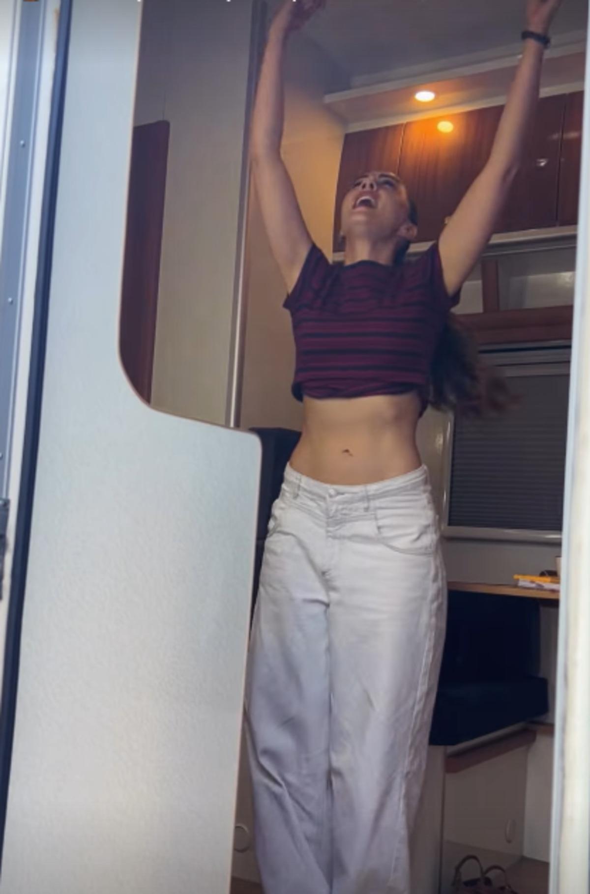 Burcu Özberk karavanda kendinden geçti! Beğeni yağdı 2
