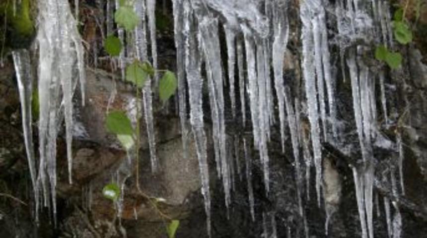 Buz sarkıtları seyrine doyum olmayan manzaralar oluşturuyor