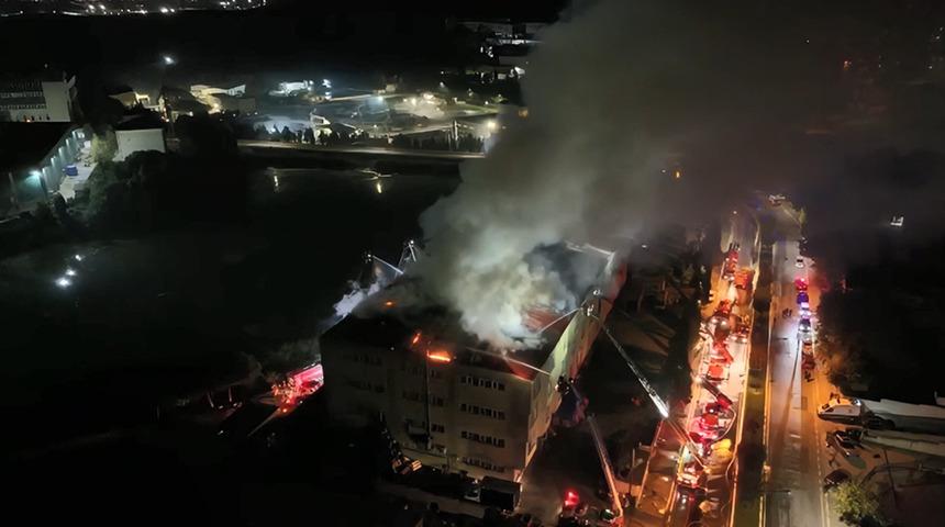 İstanbul'da korkutan yangın! Alevler 2 metreye y&uuml;kseldi