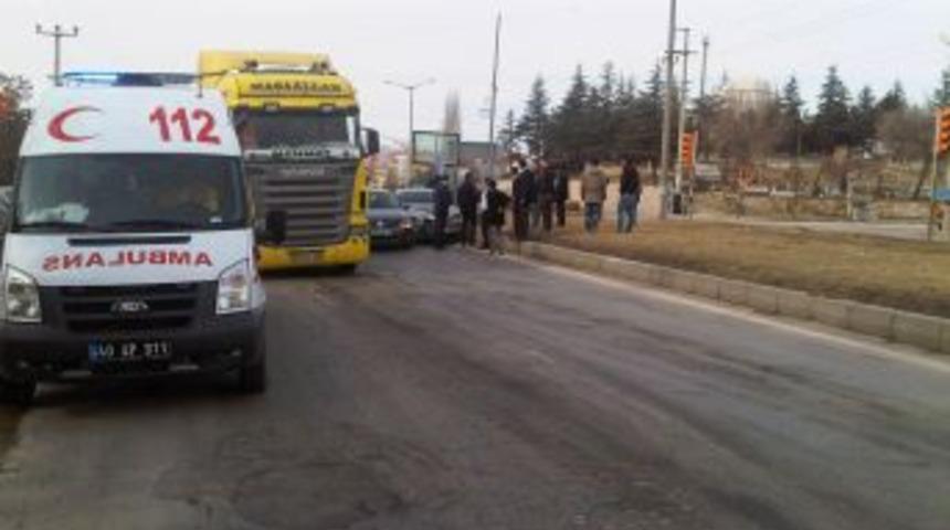 Otomobiller kavşakta &ccedil;arpıştı: 2 yaralı