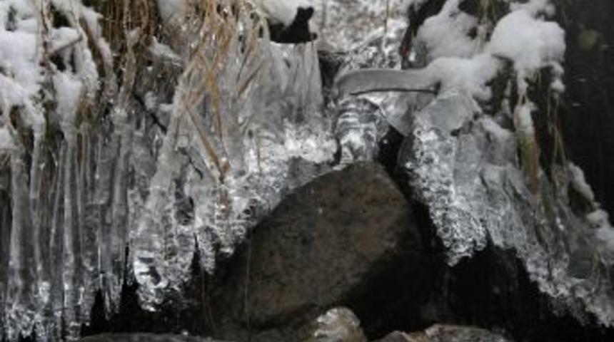 Buz sarkıtlar seyrine doyum olmayan manzaralar oluşturuyor