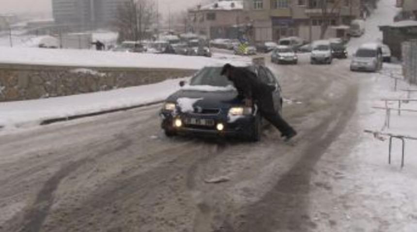 Yardımsever vatandaş, 1 saatte 50 aracı buzlu yoldan kurtardı