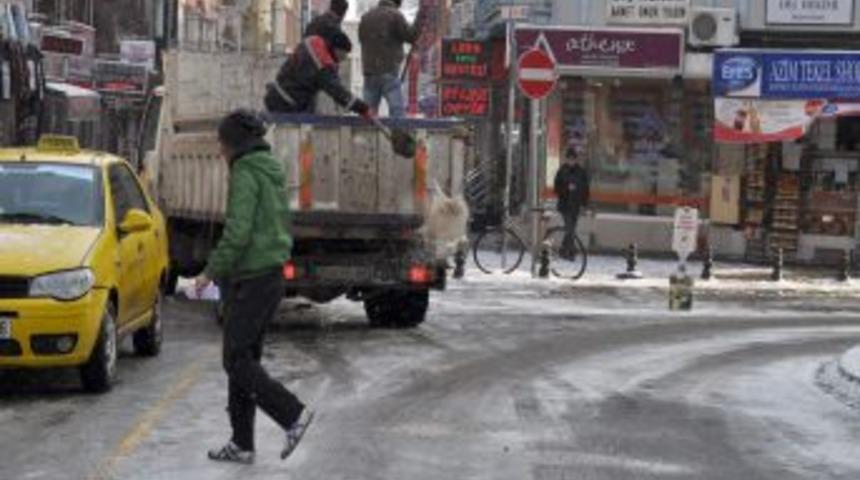 Balıkesir'de 80 k&ouml;y yolu kar sebebiyle kapandı