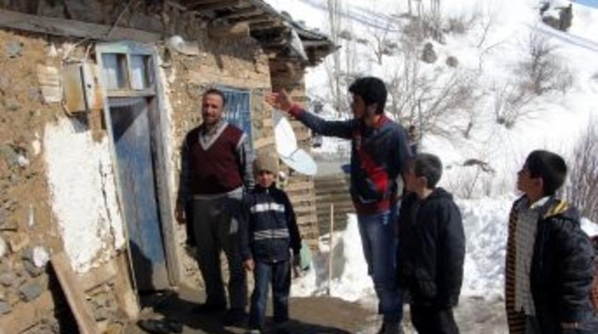 &Ccedil;ığ d&uuml;şen evlerin &uuml;zerindeki kar temizleniyor