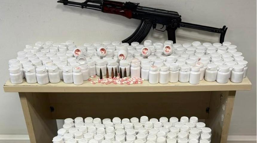 İzmir'de 59 bin 300 uyuşturucu hap ile kalaşnikof ele ge&ccedil;irildi