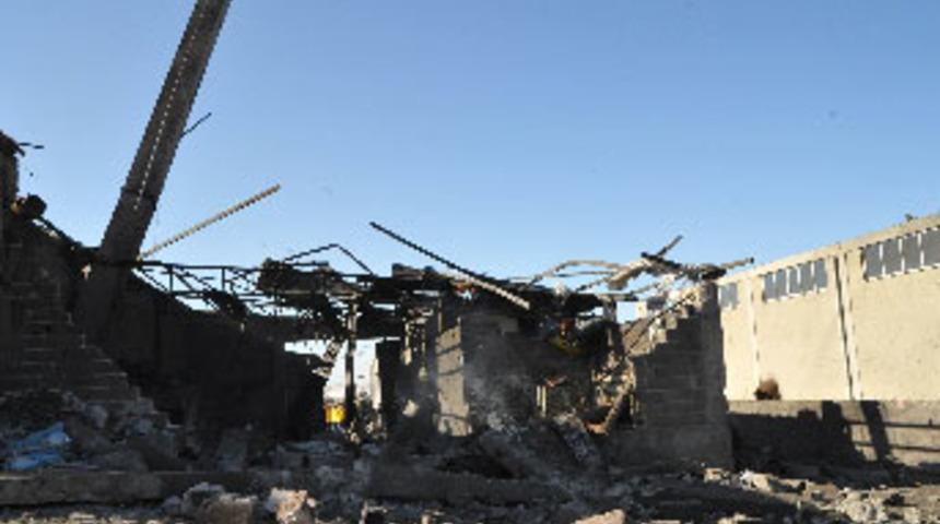 Buhar kazanı patladı; 2 &ouml;l&uuml;