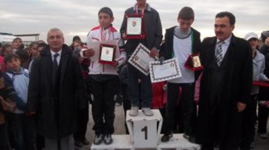 TOKİ İlk&ouml;ğretim Okulu, atletizmde madalyaları topluyor