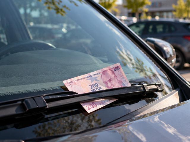 Aracınızın sileceğinde 200 TL g&ouml;r&uuml;rseniz arabadan inmeyin! 