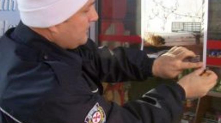 Polisten s&uuml;r&uuml;c&uuml;lere afişli uyarı