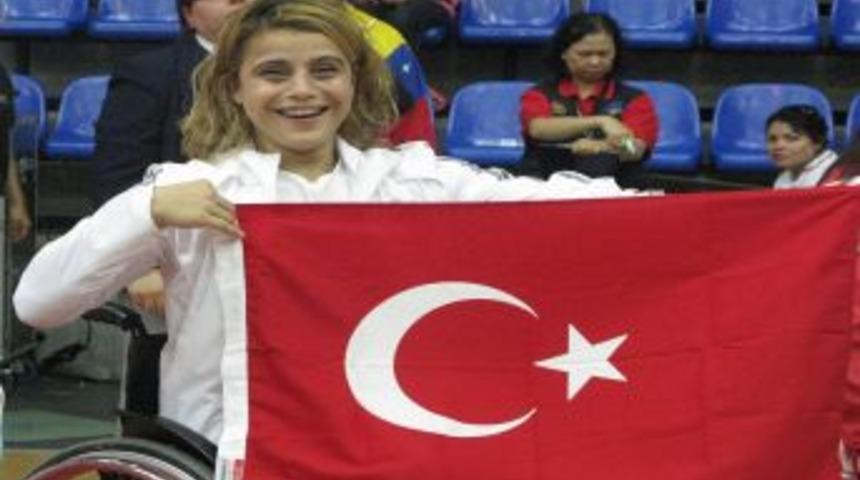 Paralimpik halterci, kendine ait d&uuml;nya rekorunu kırdı