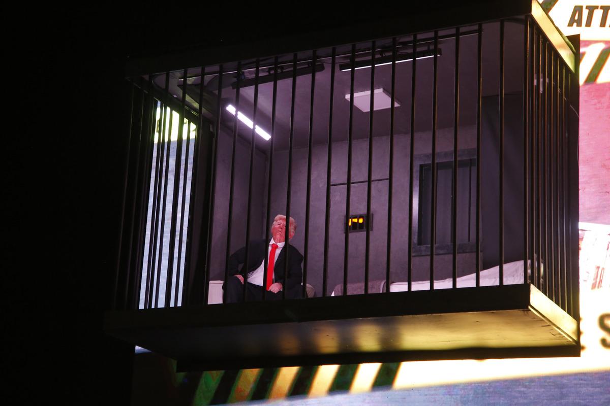 G&ouml;renler d&ouml;n&uuml;p bir daha baktı: Trump İran da hapse atıldı!  1