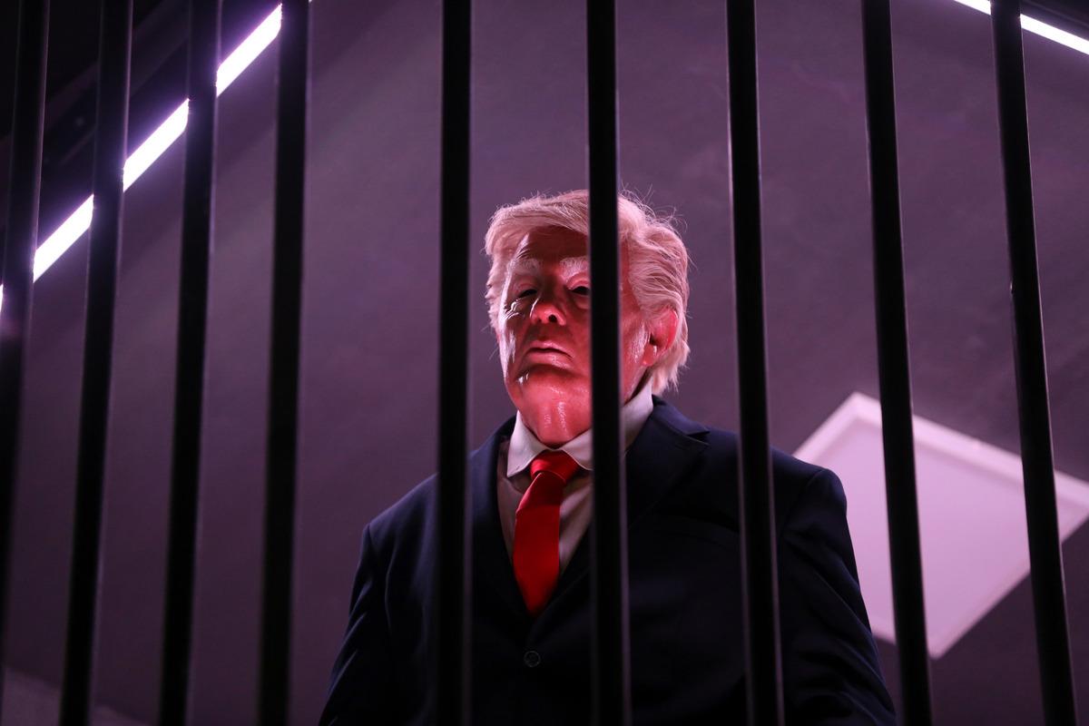 G&ouml;renler d&ouml;n&uuml;p bir daha baktı: Trump İran da hapse atıldı!  5