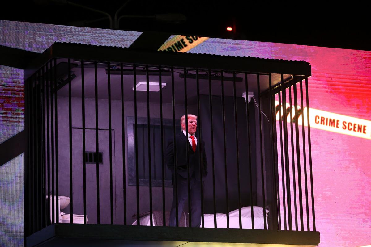 G&ouml;renler d&ouml;n&uuml;p bir daha baktı: Trump İran da hapse atıldı!  7