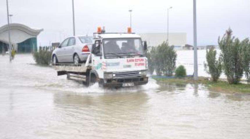 Taşkın su seviyesinin y&uuml;kseldiği Hatay Havaalanı u&ccedil;uşa kapatıldı