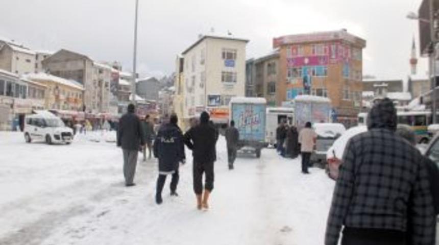 Kamyonetin aniden a&ccedil;ılan arka kapağı yayaya &ccedil;arptı