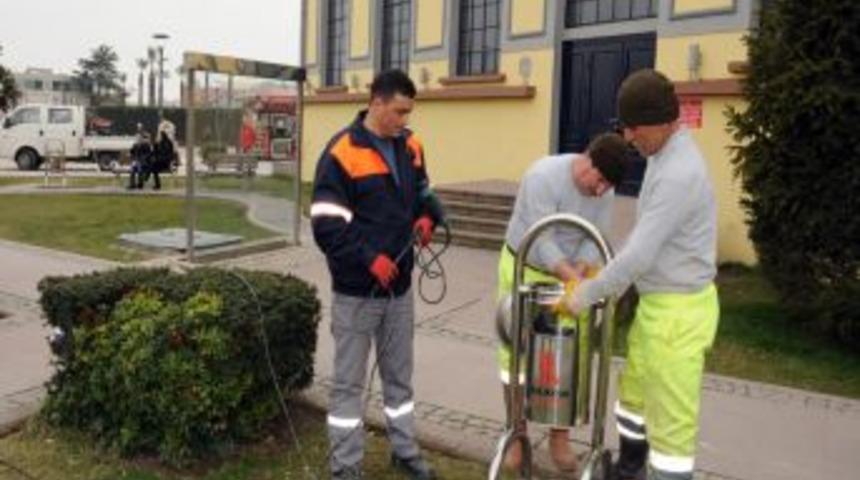 Balıkesir'de eskiyen &ccedil;&ouml;p kovaları değiştiriliyor