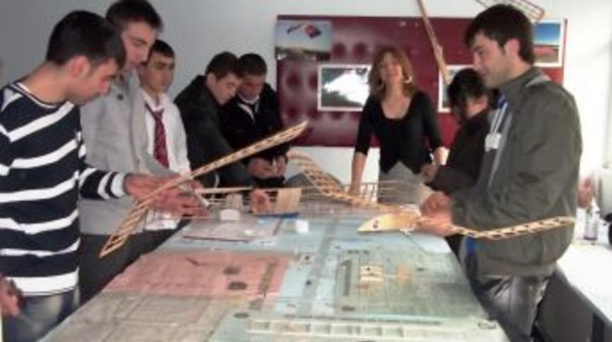 D&uuml;zce&rsquo;de model u&ccedil;ak kurslarına ilgi artıyor