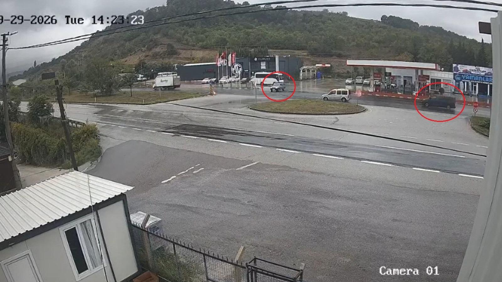 Otomobil ikiye bölündü! Feci kaza kamerada 📹