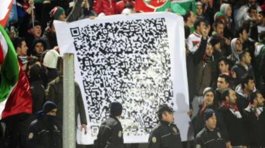 Karşıyakalı taraftarların a&ccedil;tığı QR kodlu pankartla ilgili zanlılar aranıyor