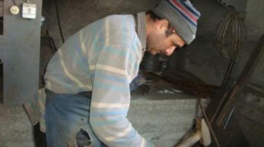 Engelleri demir d&ouml;verek aştı