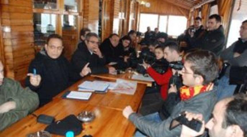 Posbıyık ekmeğimle oynadı