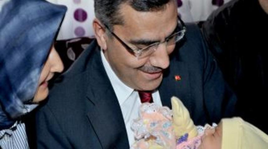 &Ccedil;ocukları yeni doğan ailelerin sevin&ccedil;lerini paylaşıyorlar