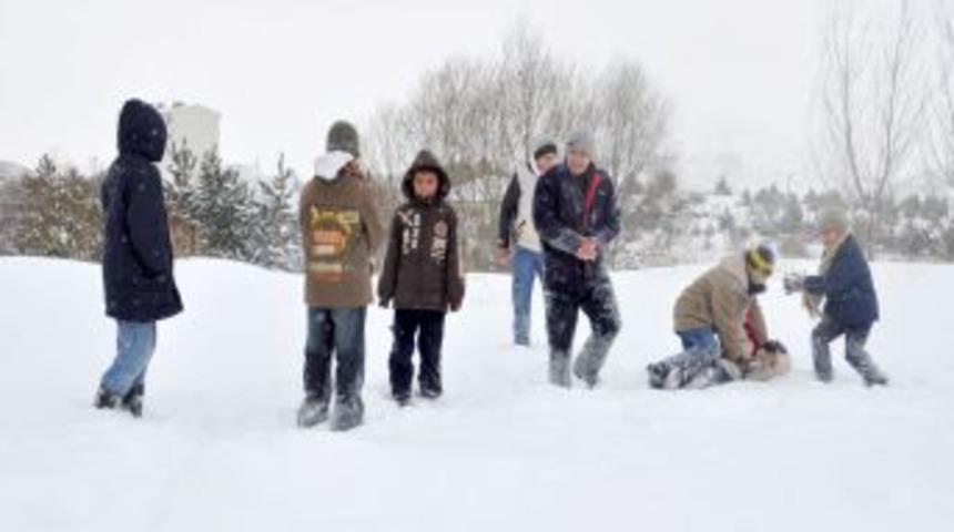 &Ccedil;ocukların buz tutan g&ouml;letteki tehlikeli oyununu zabıta bozdu
