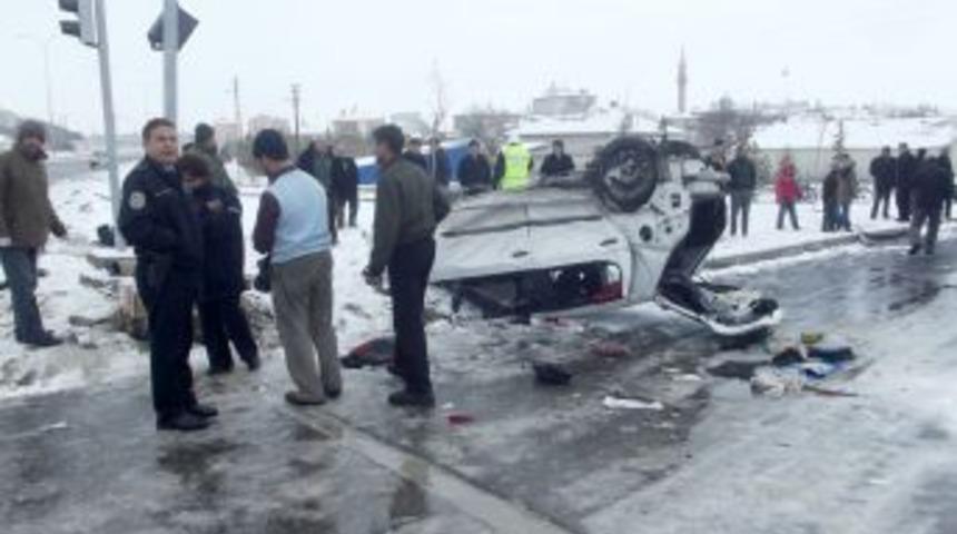 Karlı yolda kayan iki otomobil &ccedil;arpıştı: 2 &ouml;l&uuml;, 7 yaralı